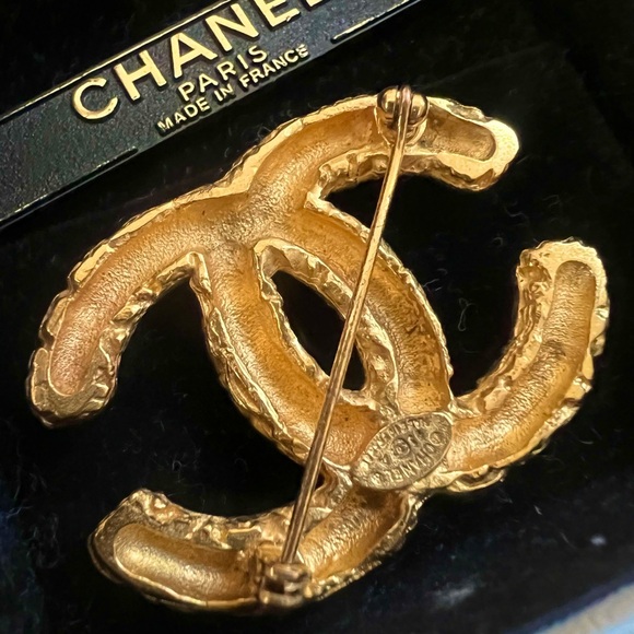 Chanel 24k gold plated hardware Lava CC brooch - Picture 4 of 5